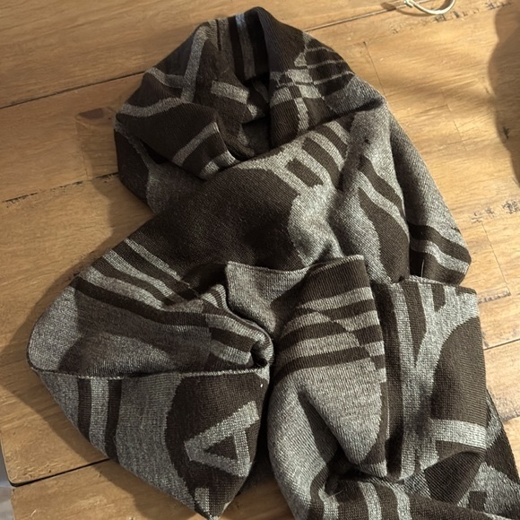 Armani lambs Wool scarf in excellent condition - Picture 7 of 7